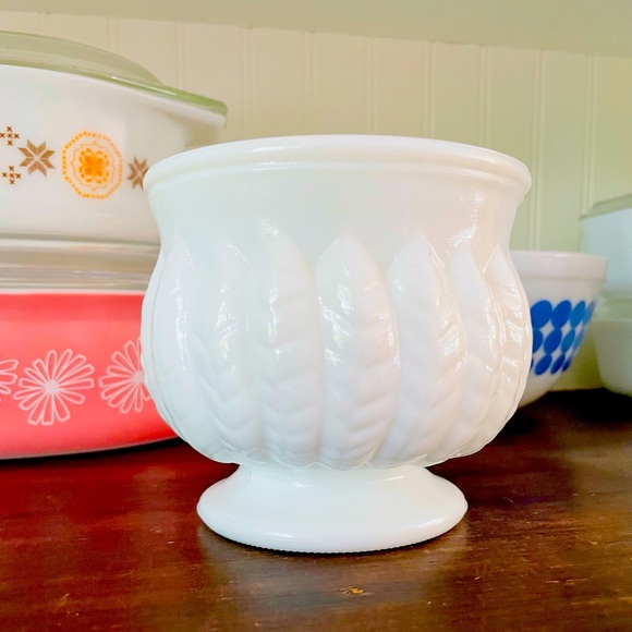 Vintage Milk Glass Patterned Vase❤️